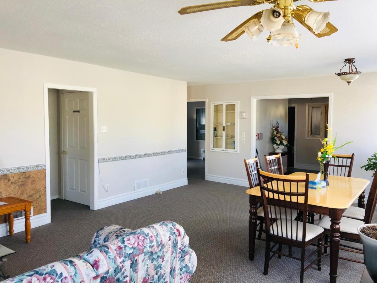 Downtown Whitehorse 2 Bedroom House מראה חיצוני תמונה